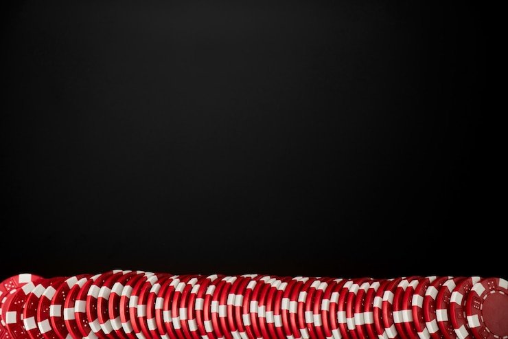 Dealer kasino langsung sedang mengocok kartu di studio live casino profesional